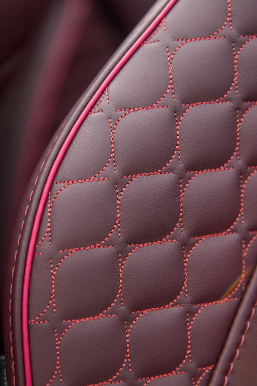 Детали интерьера Aston Martin Vanquish Volante 2013 года  (WW) (фото 29 из 51)